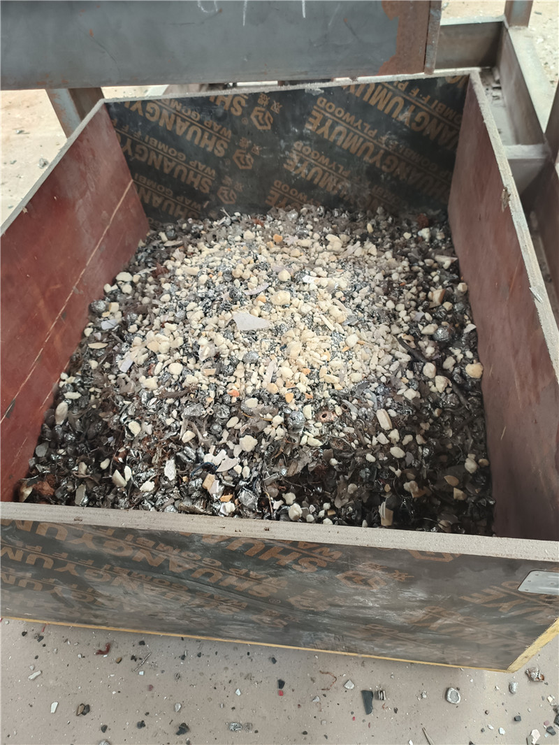 客户废旧小家电通过废铝破碎机破碎分选试机现场