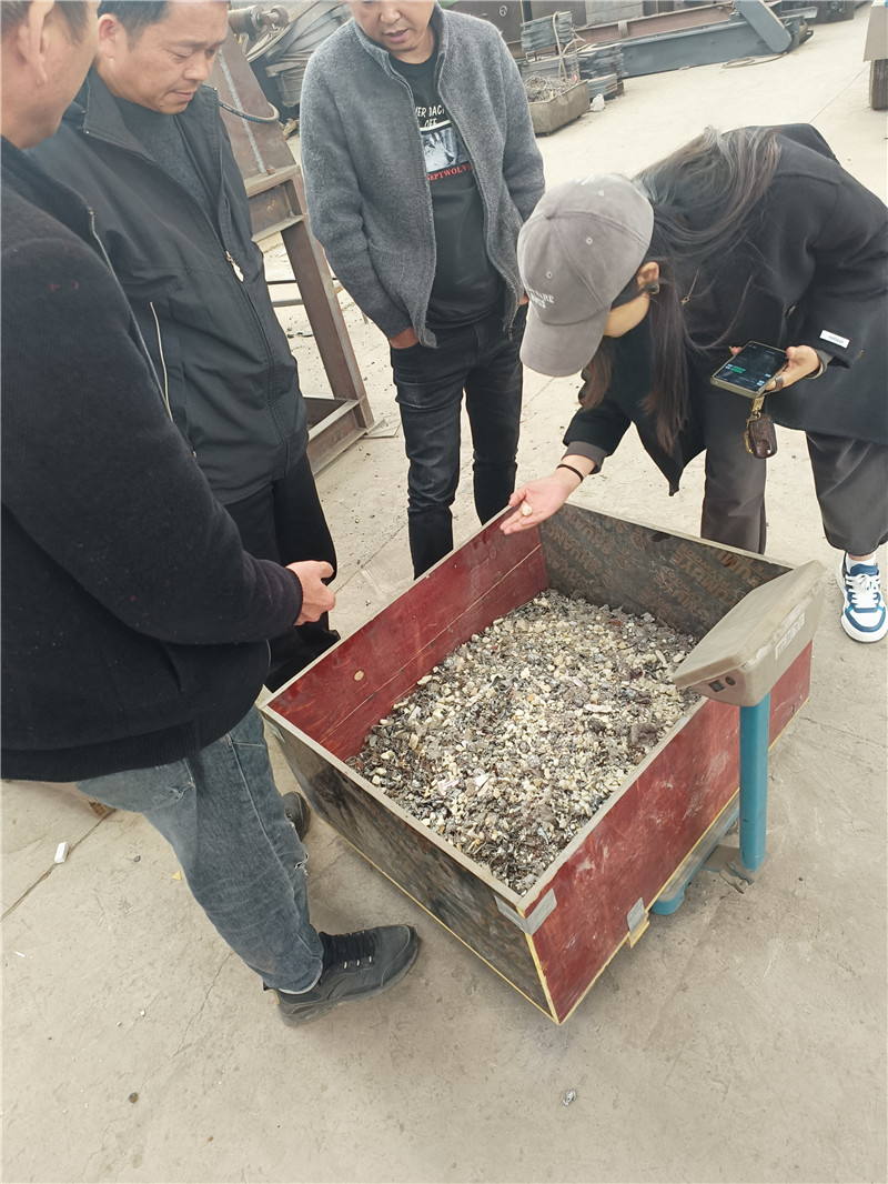客户废旧小家电通过废铝破碎机破碎分选试机现场