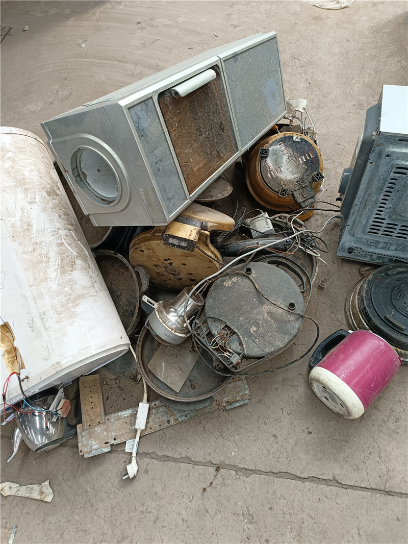 客户废旧小家电通过废铝破碎机破碎分选试机现